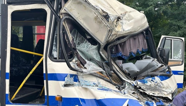 На Львівщині вантажівка зіткнулася з маршруткою - восьмеро постраждалих, серед них дитина