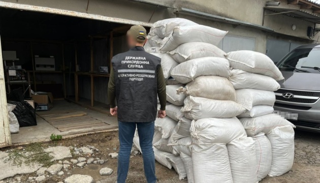 На Одещині викрили підпільний цех з виготовлення сигарет