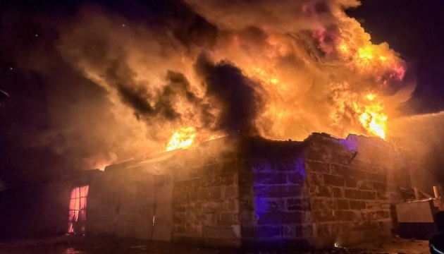 На Одещині ворожі дрони атакували склади з текстильною продукцією, є постраждалий