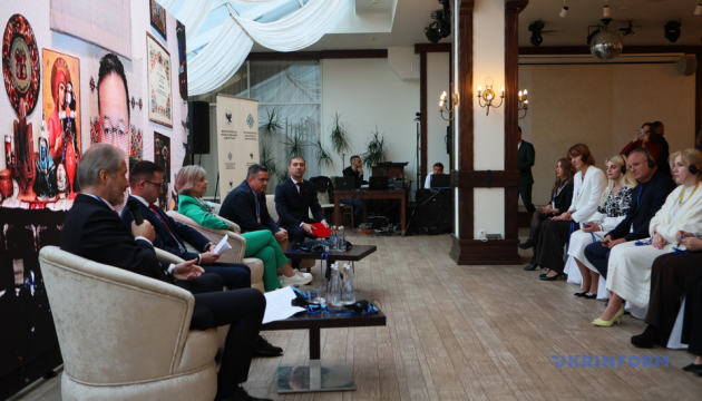 na prikarpatti vidbuvsja mizhnarodnij forum z predstavnikami 14 krayin caabcdf