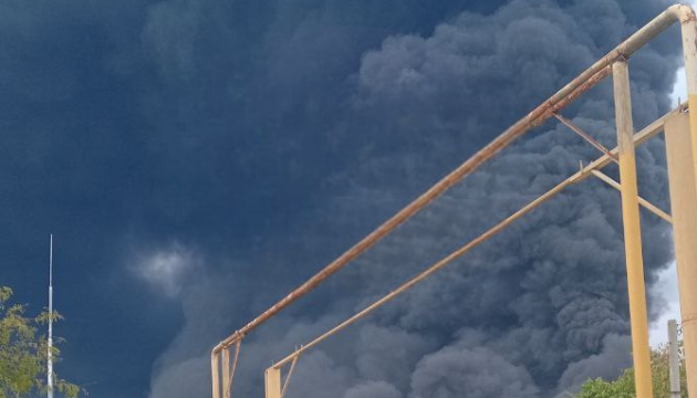 Нафтобаза у Феодосії горить понад півтори доби після атаки дронів - соцмережі