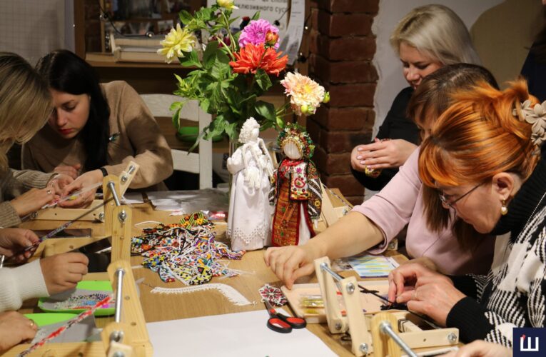 Навчають нових ремесл: у Чернівцях для жінок проводять безоплатні майстер-класи