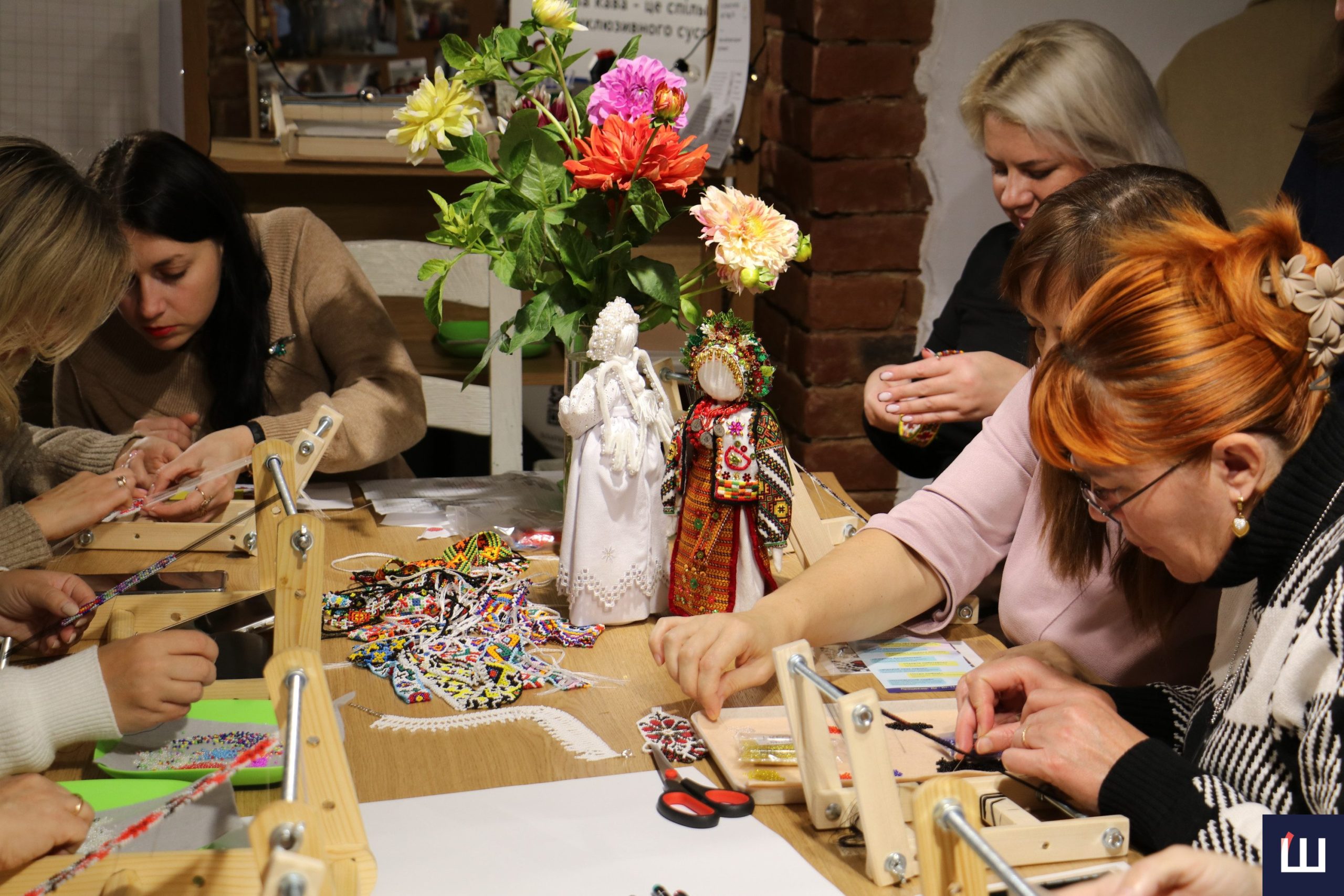 Бісероплетіння та вишивка: у Чернівцях для жінок проводять різноманітні майстер-класи
