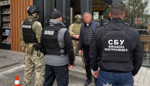 Правоохоронці викрили тернополянина, який вимагав 1500 доларів за зняття з військового обліку