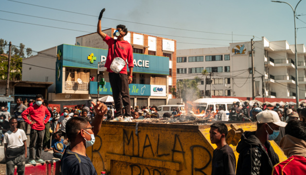 Президент Мадагаскару на тлі протестів утік з країни - ЗМІ