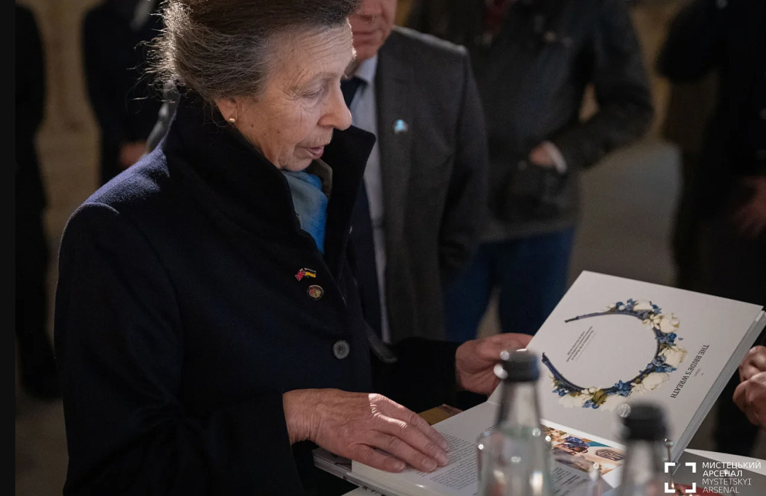 princesi anni pid chas yiyi perebuvannja v ukrayini peredali dvi knigi pro hersonshhinu 93525c7