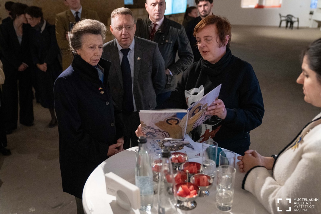 princesi anni pid chas yiyi perebuvannja v ukrayini peredali dvi knigi pro hersonshhinu 940ab93