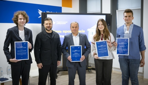 Привітав освітян і вручив нагороди: Зеленський зустрівся з викладачами, студентами та школярами