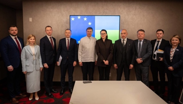 Свириденко і Домбровскіс обговорили імплементацію механізму репараційних позик