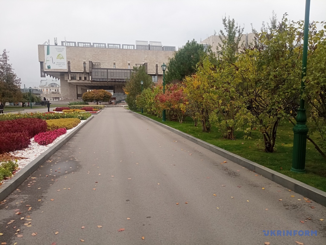 u centri harkova pribrali stendi z vidbitkami dolon rosijskih aktoriv 2b62379