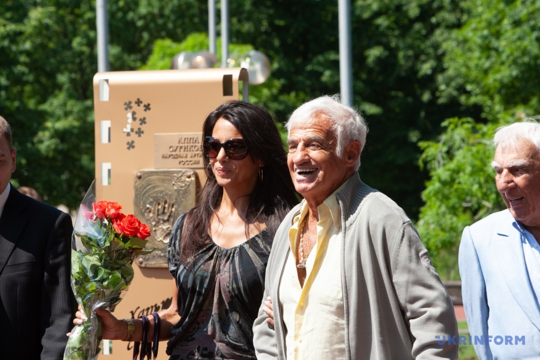 u centri harkova pribrali stendi z vidbitkami dolon rosijskih aktoriv 511b6f1