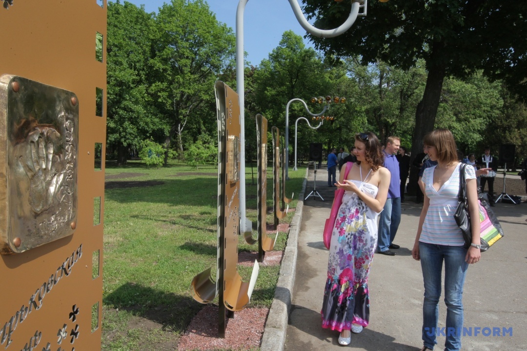 u centri harkova pribrali stendi z vidbitkami dolon rosijskih aktoriv 9151e44