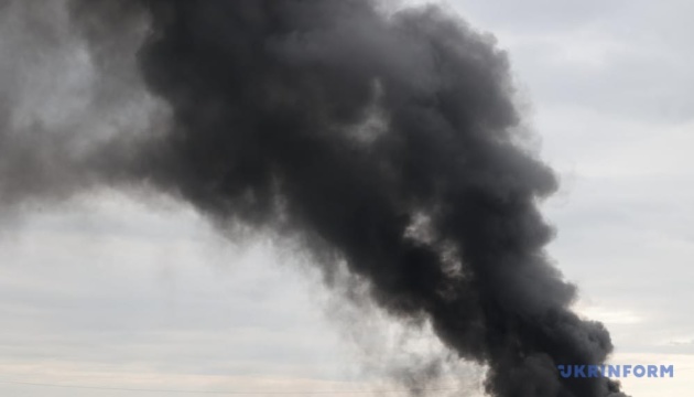 У Чернігові російський дрон влучив у заправку