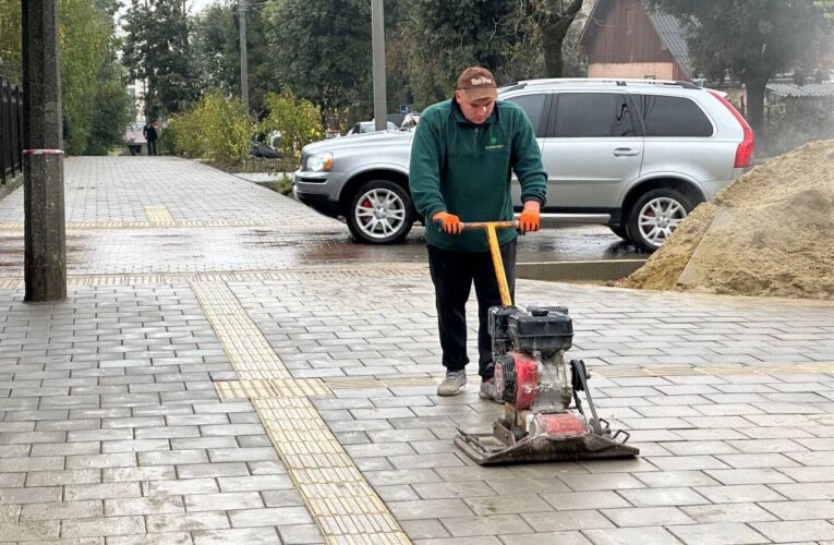 У Чернівцях ремонтують тротуар на Фастівській у межах проєкту «Рух без бар’єрів»