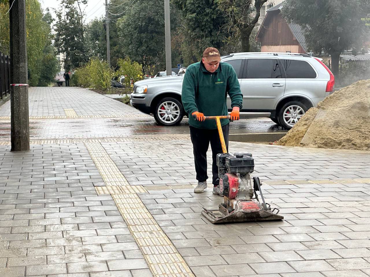 u chernivcjah remontujut trotuar na fastivskij u mezhah proyektu ruh bez baryeriv 43c5b42