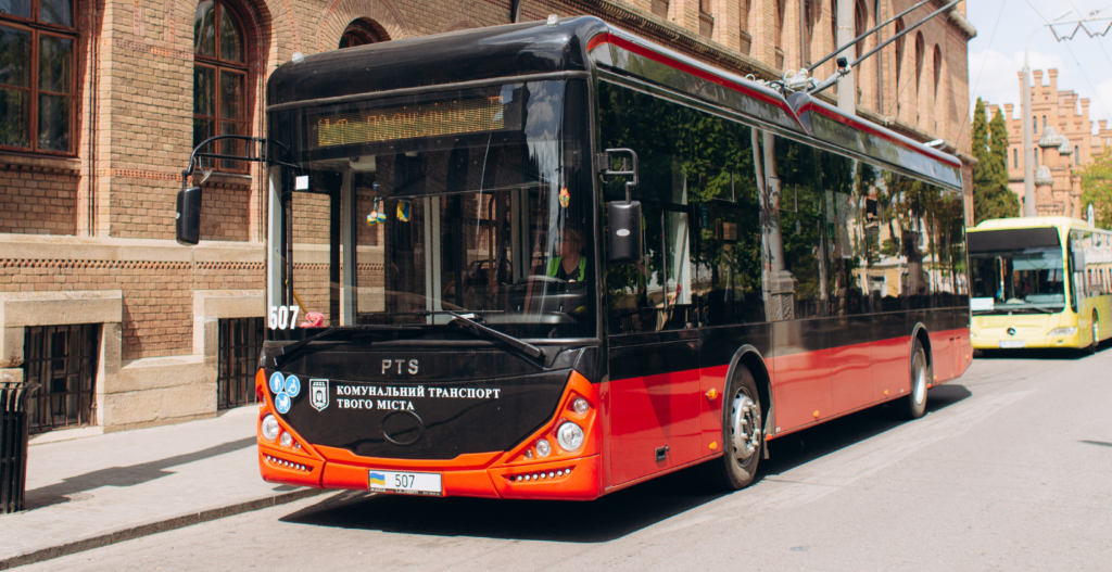 У Чернівцях тимчасово перенесуть кілька зупинок громадського транспорту