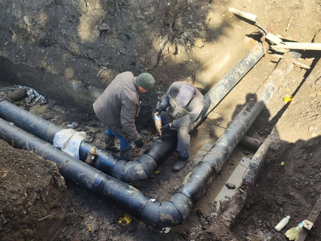 u chernivcjah zaminili 130 metriv avarijnih teplomerezh na parkovomu proyizdi d3d4fbc