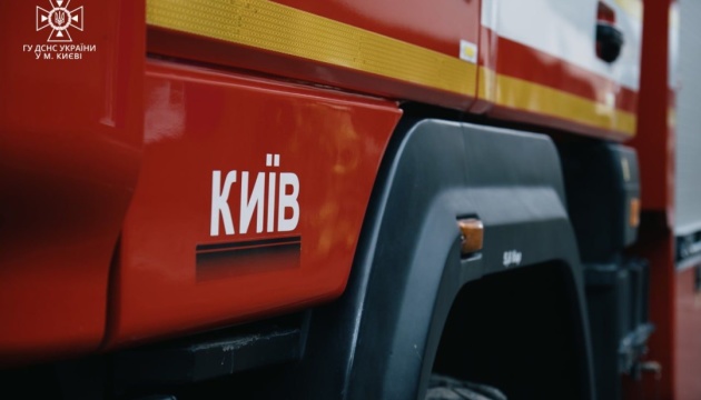 У Дніпровському районі Києва внаслідок атаки дронів пожежа у багатоповерхівці, двоє людей загинули