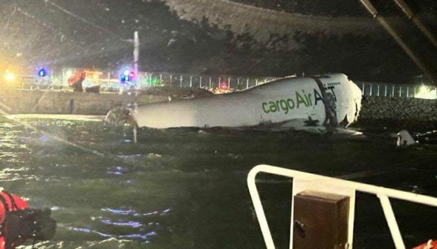 У Гонконгу вантажний Boeing викотився з посадкової смуги в море, є загиблі