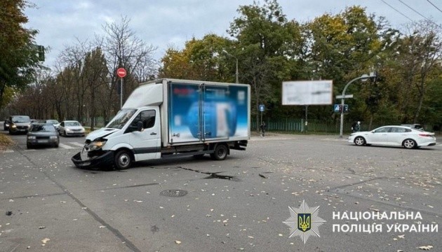 У Києві сталася ДТП з вантажівкою, серед постраждалих - діти