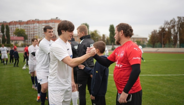 u kiyevi vidbuvsja blagodijnij futbolnij match na pidtrimku vijskovih ta vpo d138a51