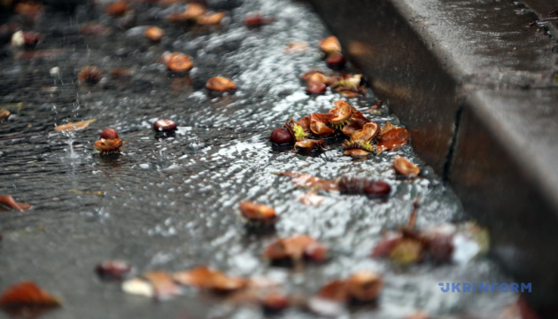 У неділю в Україні дощитиме, удень до +17°