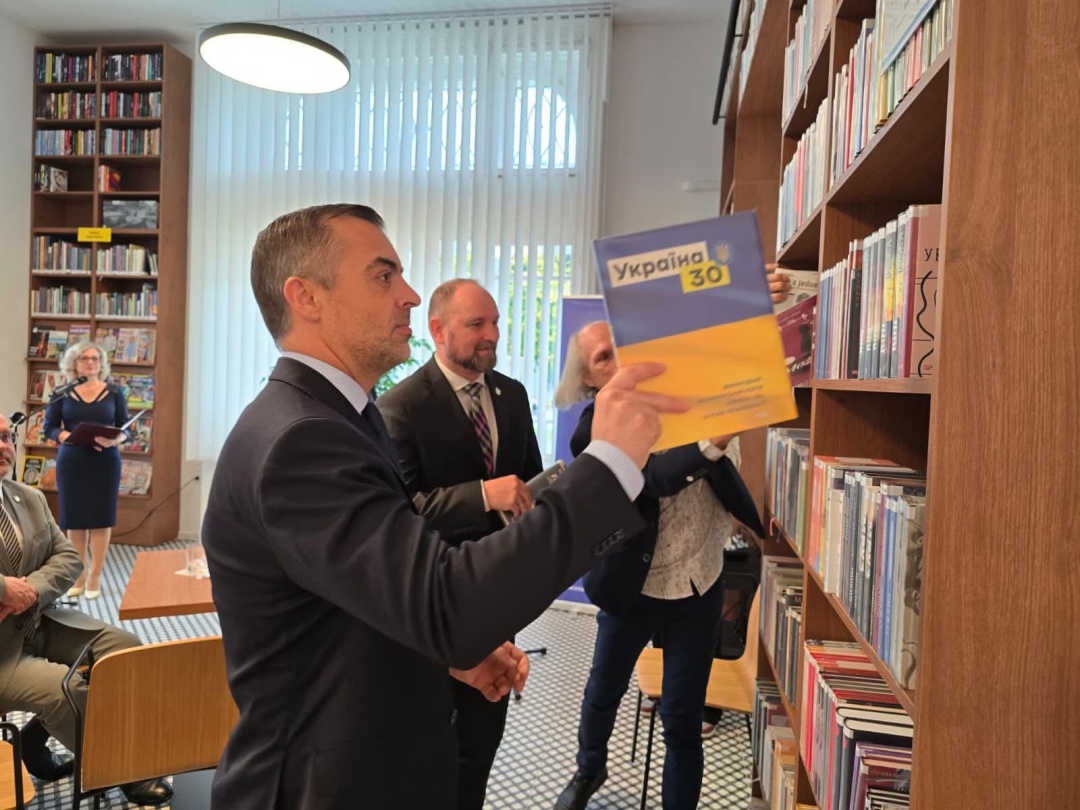 u slovachchini vidkrili somu ukrayinsku knizhkovu polichku 4074d48