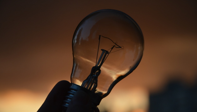 У трьох районах Києва через перенавантаження мережі зникло світло