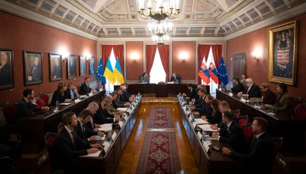 Україна та Словаччина підписали низку двосторонніх угод