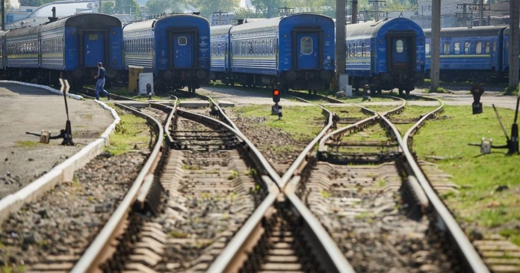 ukrzaliznicja perebuduye marshruti do prifrontovih mist d274076