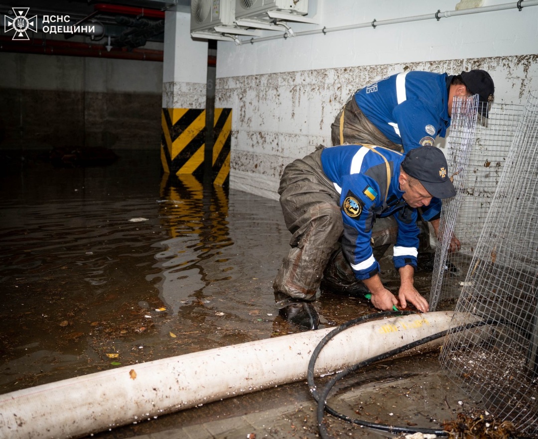 v odesi cherez negodu poshkodzheni majzhe 800 budinkiv chastina mista zalishayetsja bez elektriki 0b80752