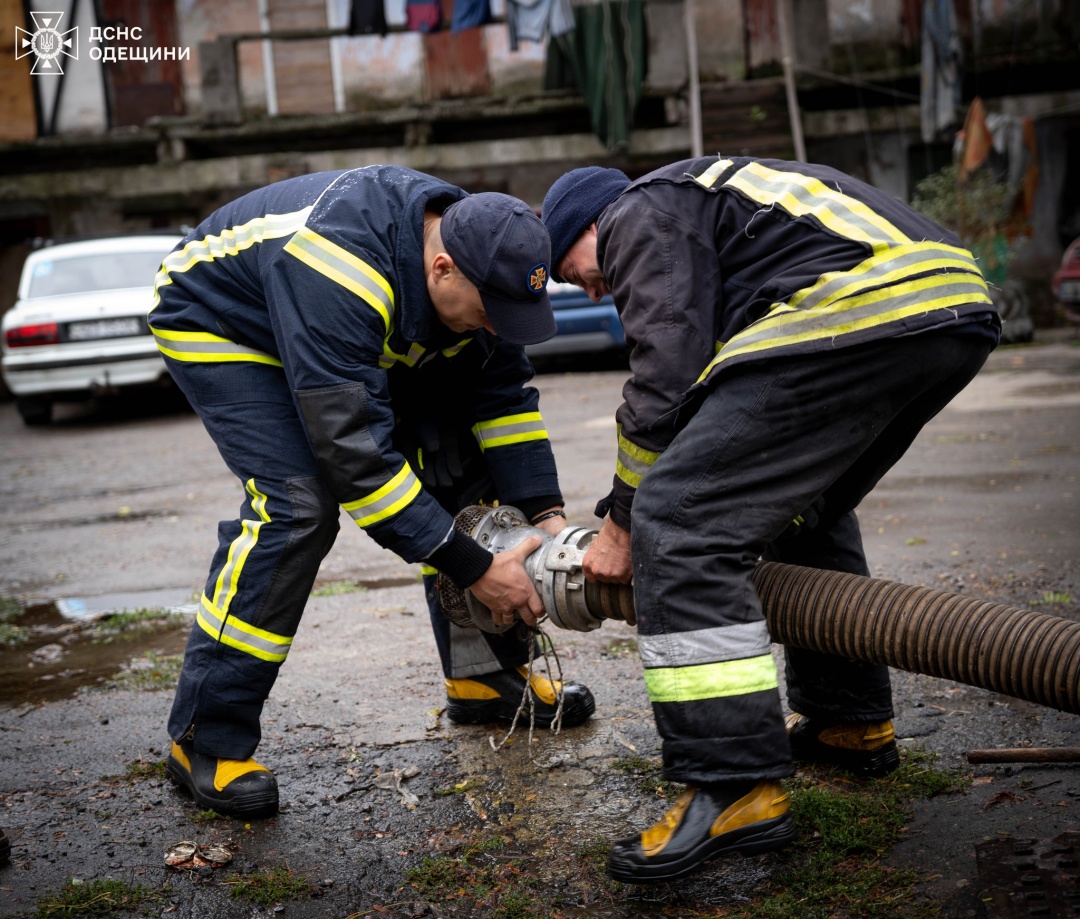 v odesi cherez negodu poshkodzheni majzhe 800 budinkiv chastina mista zalishayetsja bez elektriki de7738b