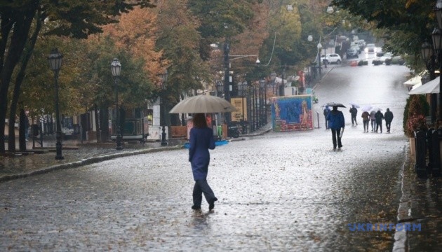 В Україні сьогодні очікуються дощі у східних і центральних областях, до +15°