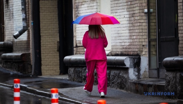 В Україні завтра - невеликі дощі й туман, вдень до +18°