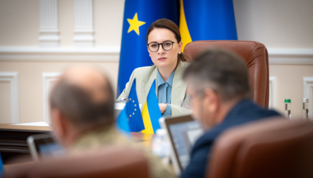 Вчителі на прифронтових територіях отримуватимуть збільшену щомісячну доплату - Свириденко