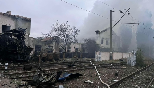 Вночі росіяни вдарили по депо Укрзалізниці в Одесі, поранений машиніст потяга