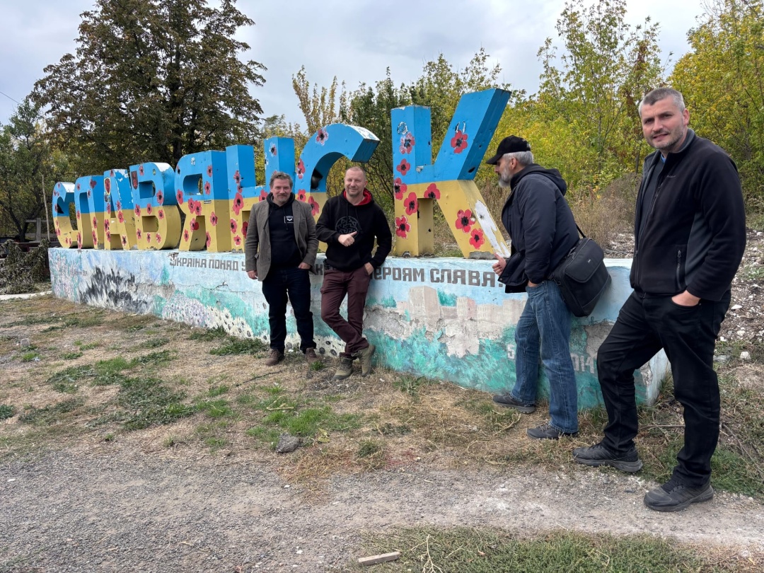 yevropejskij kongres ukrayinciv peredav vijskovim droni j avtomobili 1126733