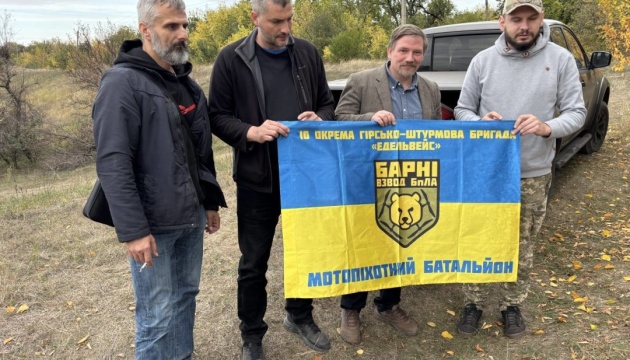 Європейський конгрес українців передав військовим дрони й автомобілі