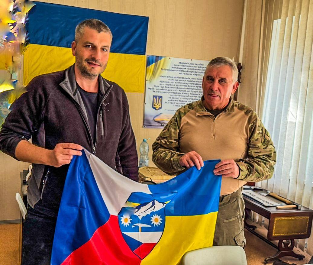 yevropejskij kongres ukrayinciv peredav vijskovim droni j avtomobili 9ca75fa