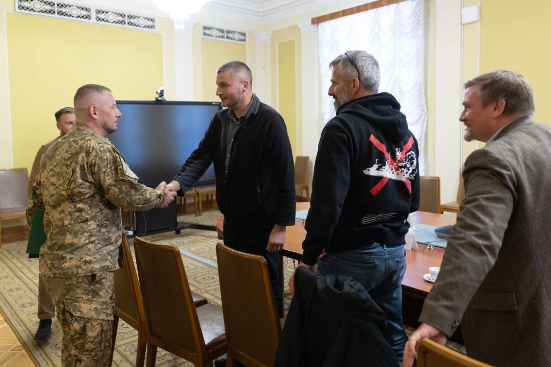 yevropejskij kongres ukrayinciv peredav vijskovim droni j avtomobili dd75ebf