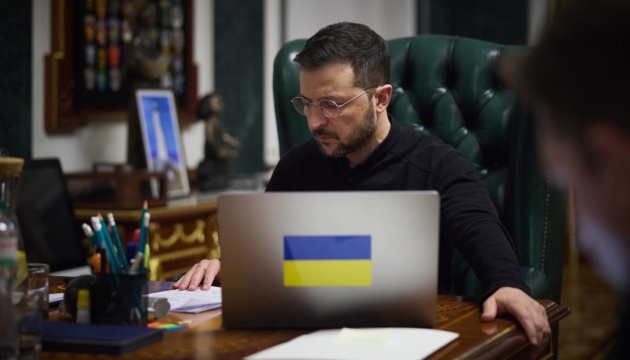 Зеленський з нагоди професійного свята відзначив освітян нагородами та присвоїв почесні звання