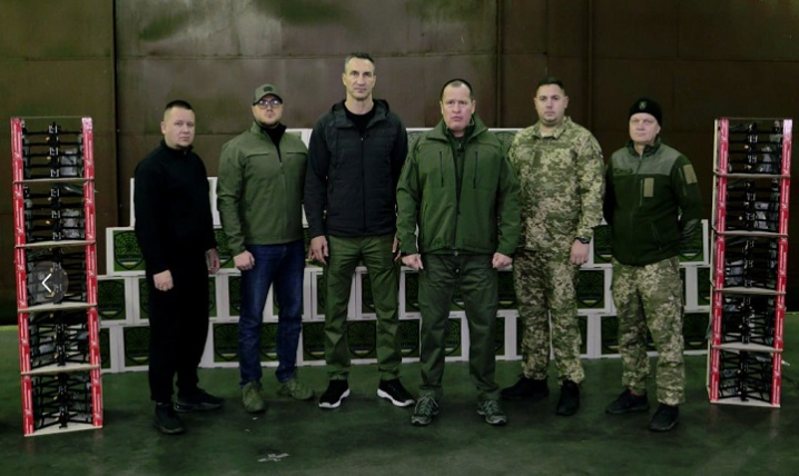 Захисники Покровська отримали велику партію дронів від «Української команди» та Володимира Кличка
