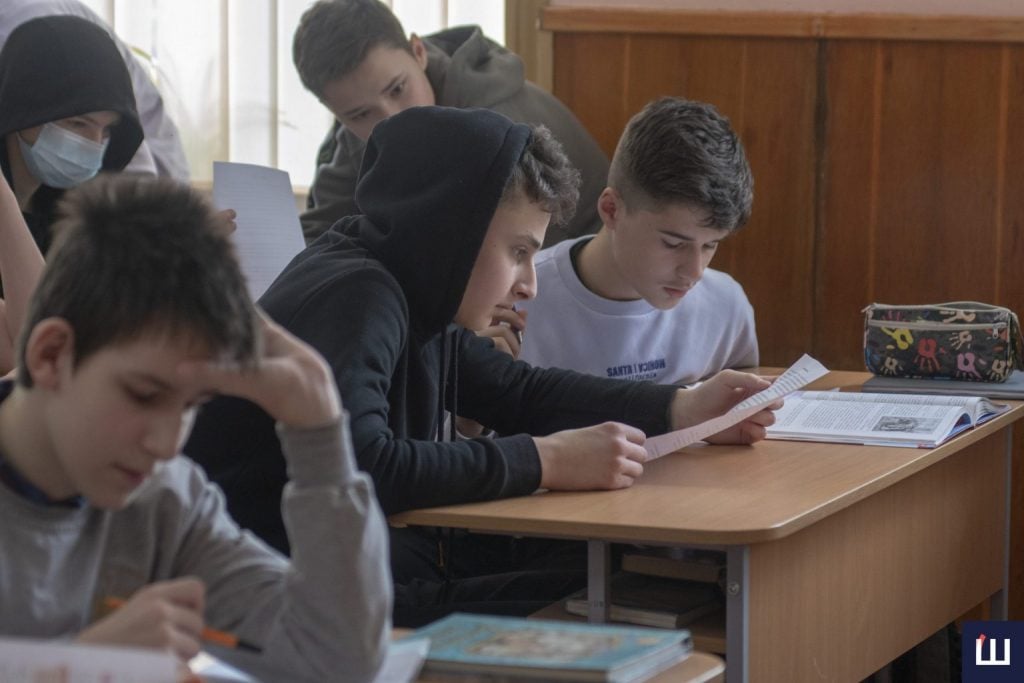 na bukovini prosjat dozvoliti nenushivskim devjatiklasnikam zavershiti navchannja u svoyih shkolah c96b099