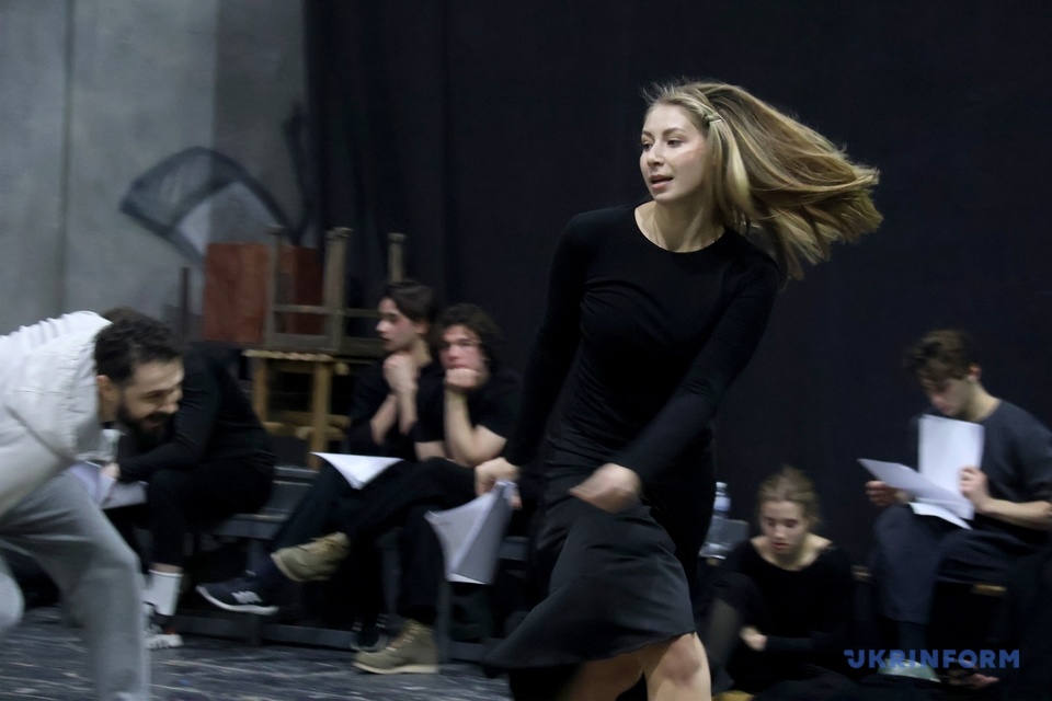 polskij rezhiser razom iz dvoma kiyivskimi teatrami postavit vistavu pro rol zhinki pid chas vijni 9e83730