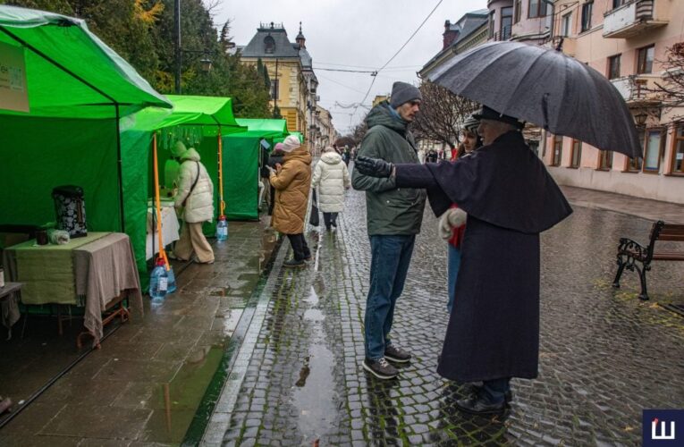 У центрі Чернівців триває благодійний ярмарок «Жінки змінюють правила гри. Приєднуйся!»