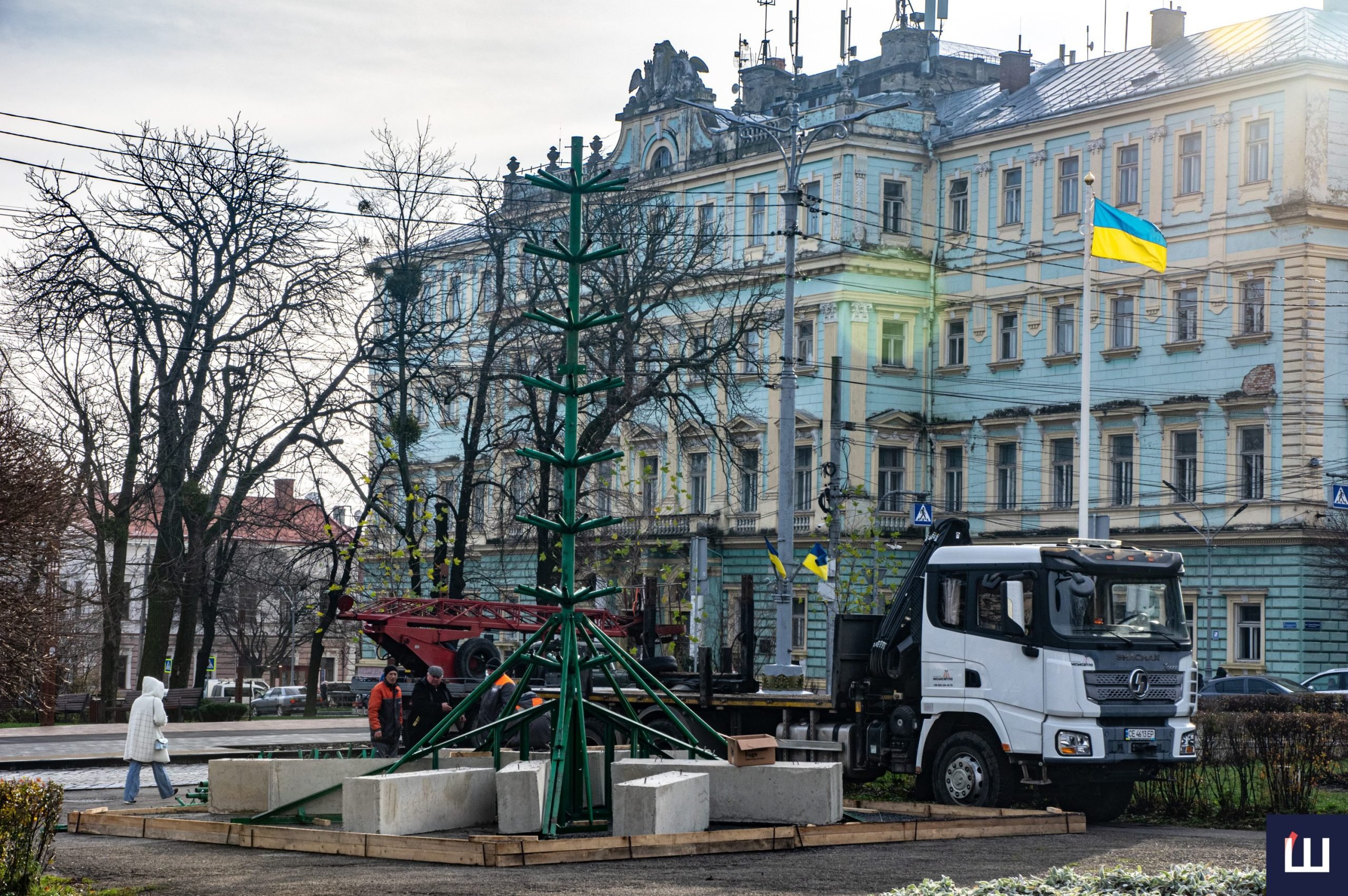 У Чернівцях готуються до святкового відкриття головної ялинки на Соборній площі 7 u chernivcjah gotujutsja do svjatkovogo vidkrittja golovnoyi jalinki na sobornij ploshhi b42ad98