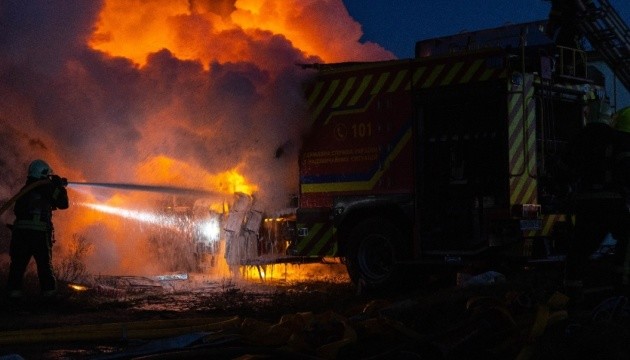 У Сумах російський дрон прицільно атакував рятувальників, знищене пожежне авто