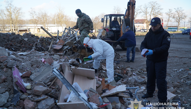 u ternopoli shukajut ostanki zniklih bezvisti sered ulamkiv budinkiv zrujnovanih udarom rf d2ed5af