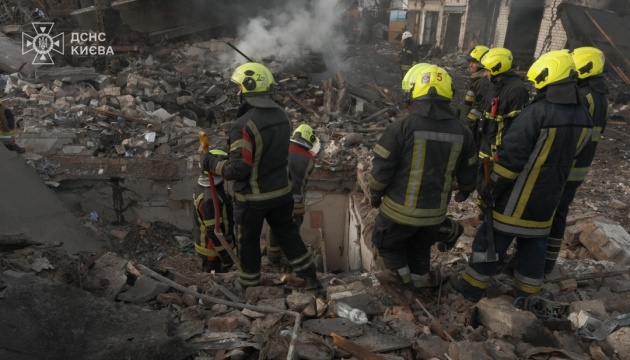 З-під завалів дістали тіло чоловіка: у Києві кількість загиблих зросла до семи, 20 постраждалих