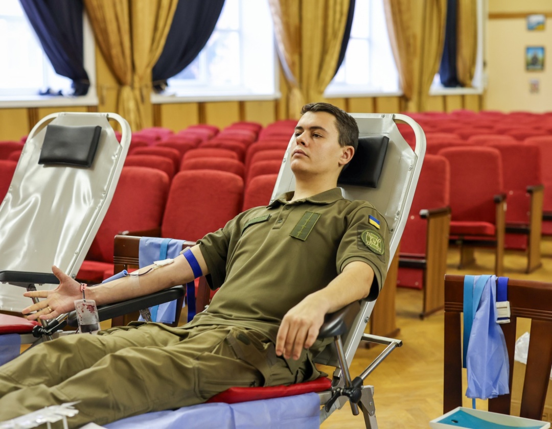 pracivniki dkvs zdali 35 litriv krovi dlja poranenih vijskovih ta civilnih f5a2496